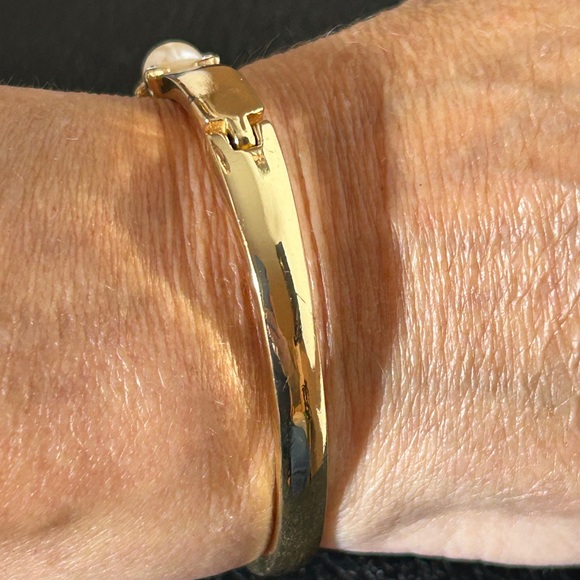 Elegant Gold and Pearl Bracelet - Picture 5 of 5